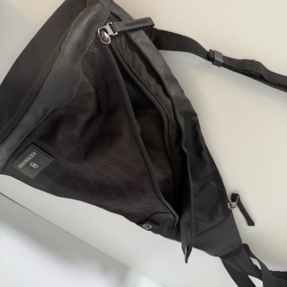 Victorinox Altmont 3.0 Mono Sling Backpack Black Bag Travel Dual Compartment - Picture 12 of 14